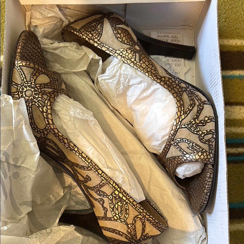 Elegant Gold and Black Women's Shoes
